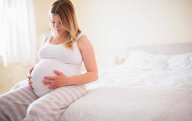 女性月经周期中,什么会发生子宫内膜脱落?